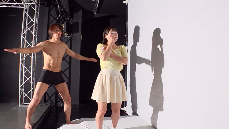 一般男女モニタリングAV ラブラブカップル限定 影絵に挑戦！ドキドキ寝取られシルエットクイズ！2 布越しに彼氏に見られているのに女子大生がデカチンSEXで生中出し！ 画像2