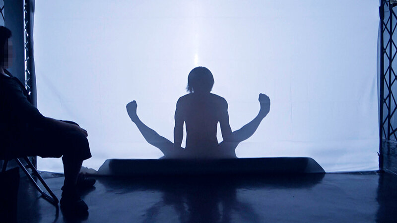 一般男女モニタリングAV ラブラブカップル限定 影絵に挑戦！ドキドキ寝取られシルエットクイズ！2 布越しに彼氏に見られているのに女子大生がデカチンSEXで生中出し！ 画像3