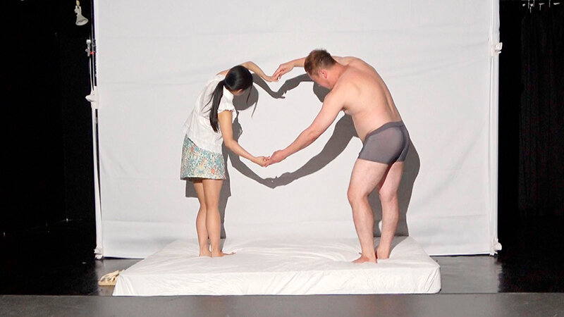 一般男女モニタリングAV ラブラブカップル限定 影絵に挑戦！ドキドキ寝取られシルエットクイズ！2 布越しに彼氏に見られているのに女子大生がデカチンSEXで生中出し！ 画像4