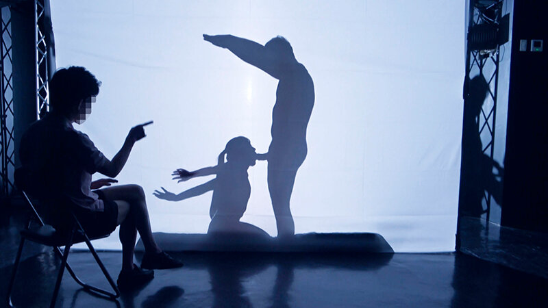 一般男女モニタリングAV ラブラブカップル限定 影絵に挑戦！ドキドキ寝取られシルエットクイズ！2 布越しに彼氏に見られているのに女子大生がデカチンSEXで生中出し！ 画像5