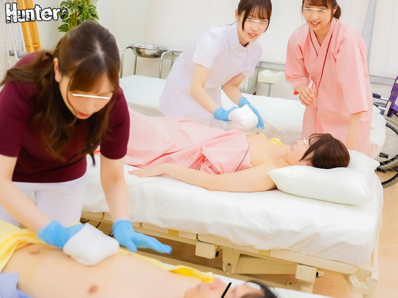 「えっ！？コレが演習！？」看護専門学校に入学したら男はボク1人！？校内演習は胸やお尻が無防備に見えるし触られるから当然フル勃起！ 画像2
