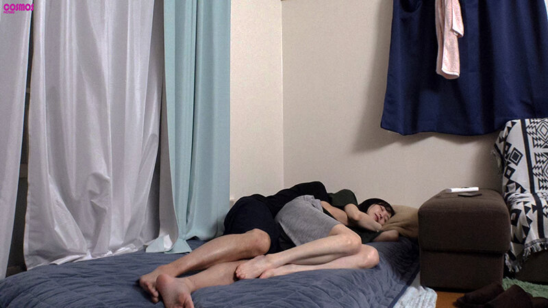 素人妻が一般大学生の自宅にコンドーム1つ渡され一泊一度のゴム姦では満足できず宿泊中2度もガチ中出しを許してしまう騎乗位で巨乳揺らす淫靡妻 まゆみさん 32歳 画像16