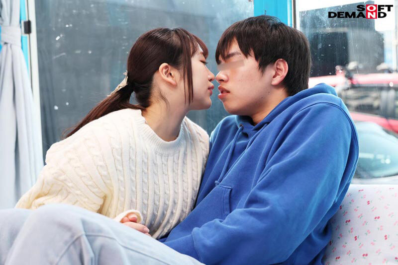 「童貞くんのオナニーのお手伝いしてくれませんか…」街中で声をかけた母性溢れる優しい巨乳女子大生が童貞くんを赤面筆おろし！ 画像2