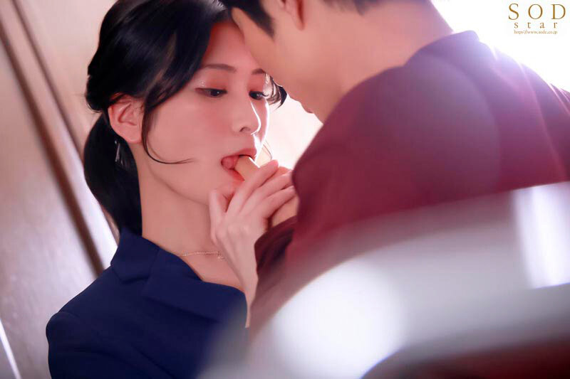 同棲するため物件を内見にきたカップルの彼氏を寝取って生ハメ中出しさせる淫乱美脚な不動産レディ 本庄鈴 画像15