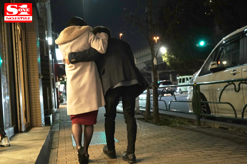 …そうして教師の人妻は同窓会で再会した元教え子と一心不乱に交わった 奥田咲 画像3